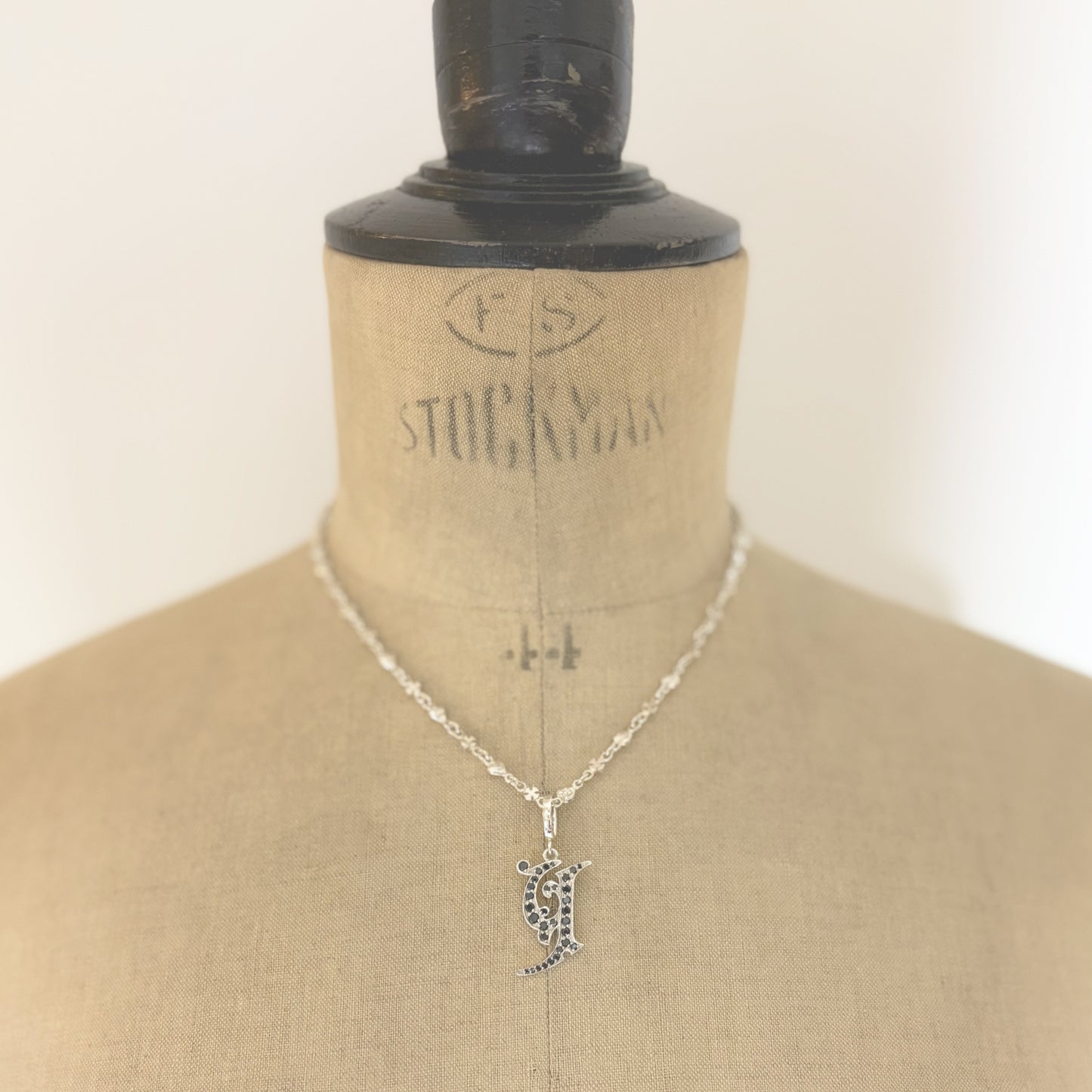 MEDIVAL INITIAL PENDANT "Y"