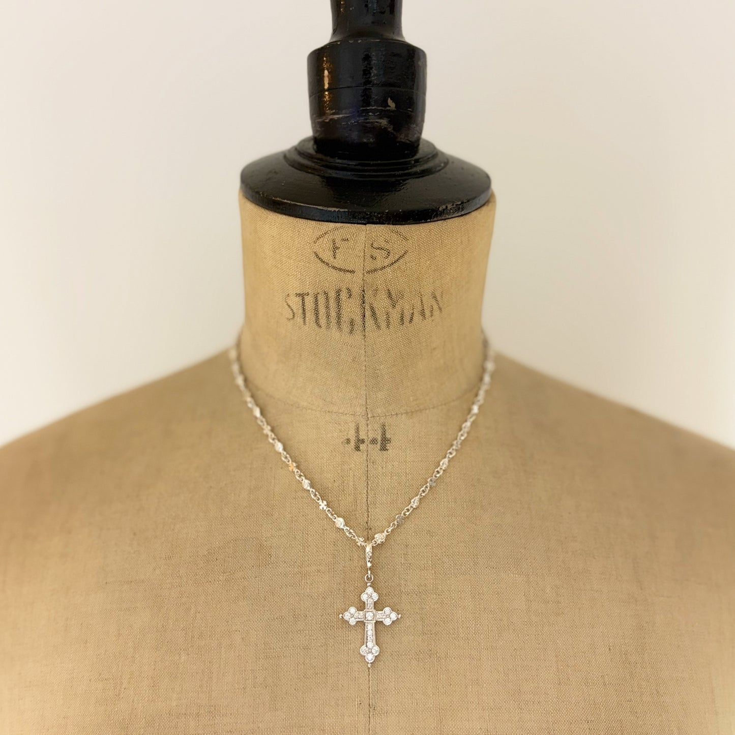 MEDIUM GOTHIC CROSS PENDANT
