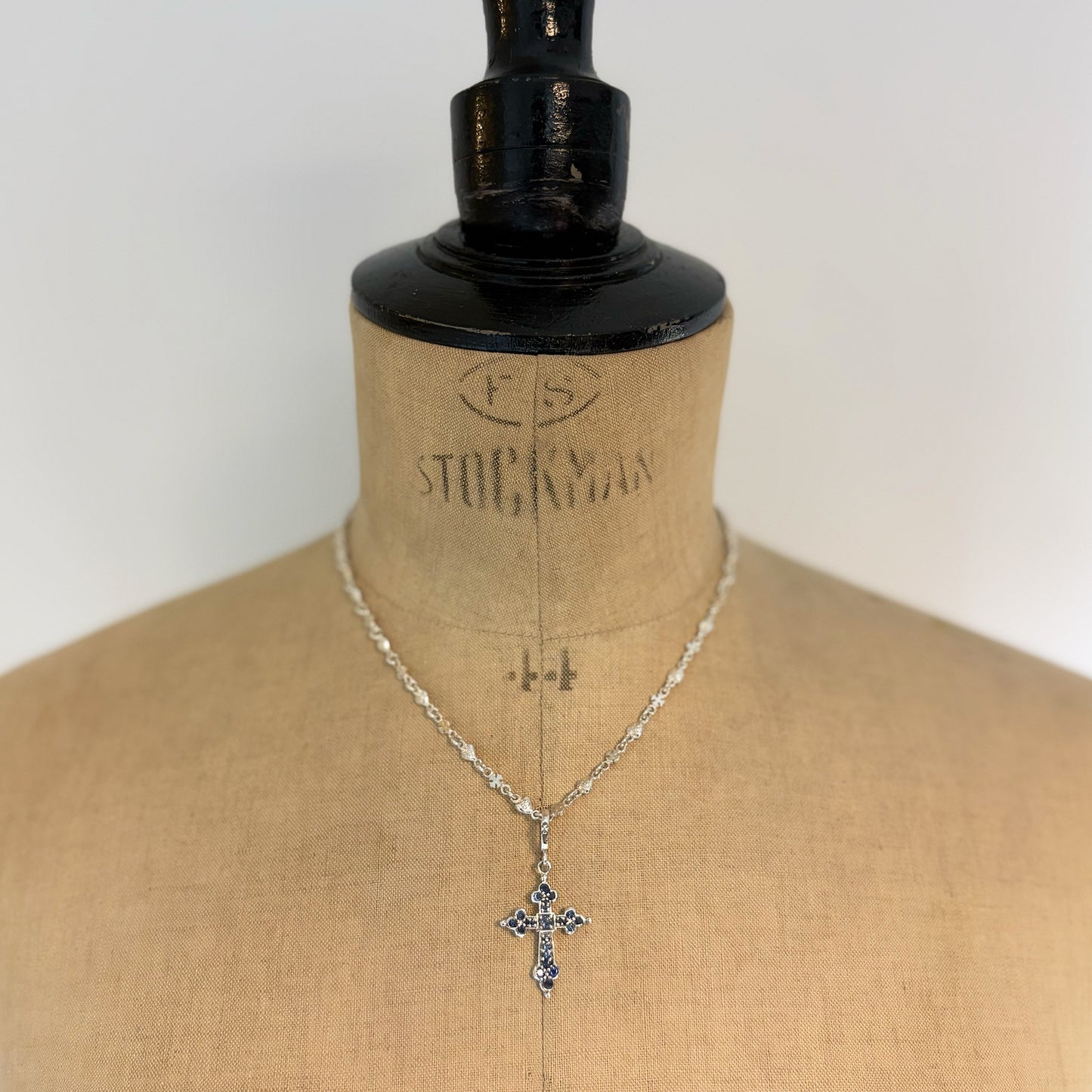 MEDIUM GOTHIC CROSS PENDANT