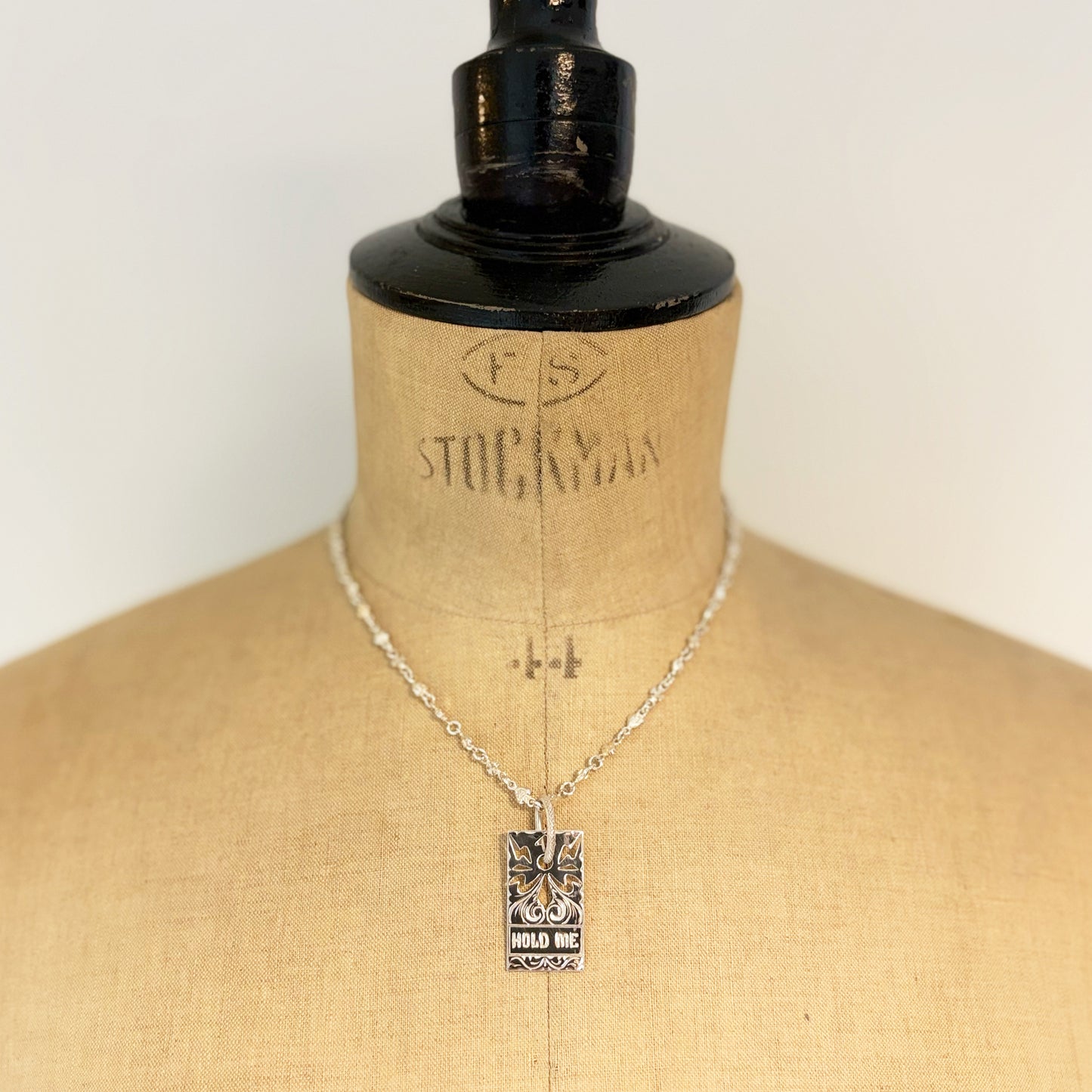 LOREE RODKIN HOLD ME PENDANT