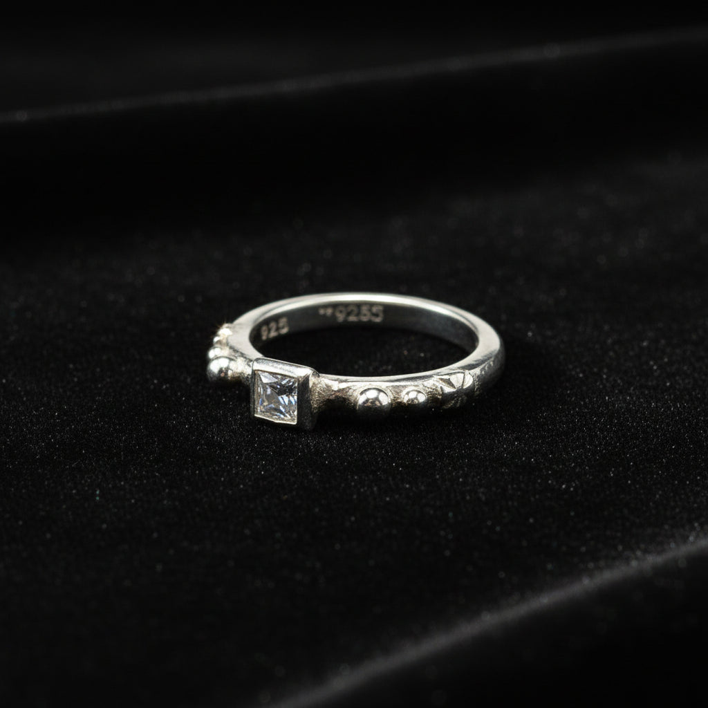 TINY MEDIEVAL SQ.BEZEL CROSS BAND