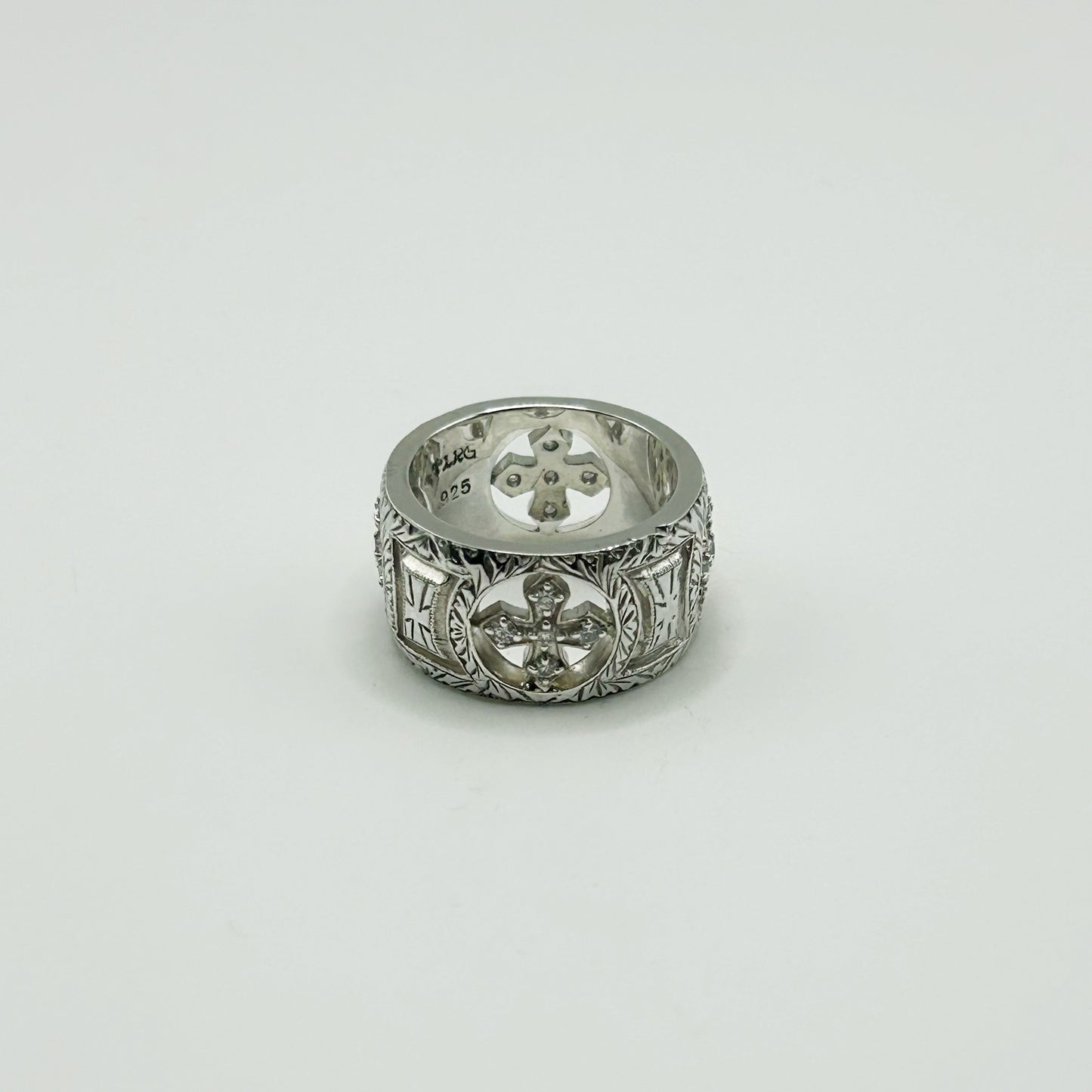 NGRAVED WIDE BAND W/PRINCESS ROUND