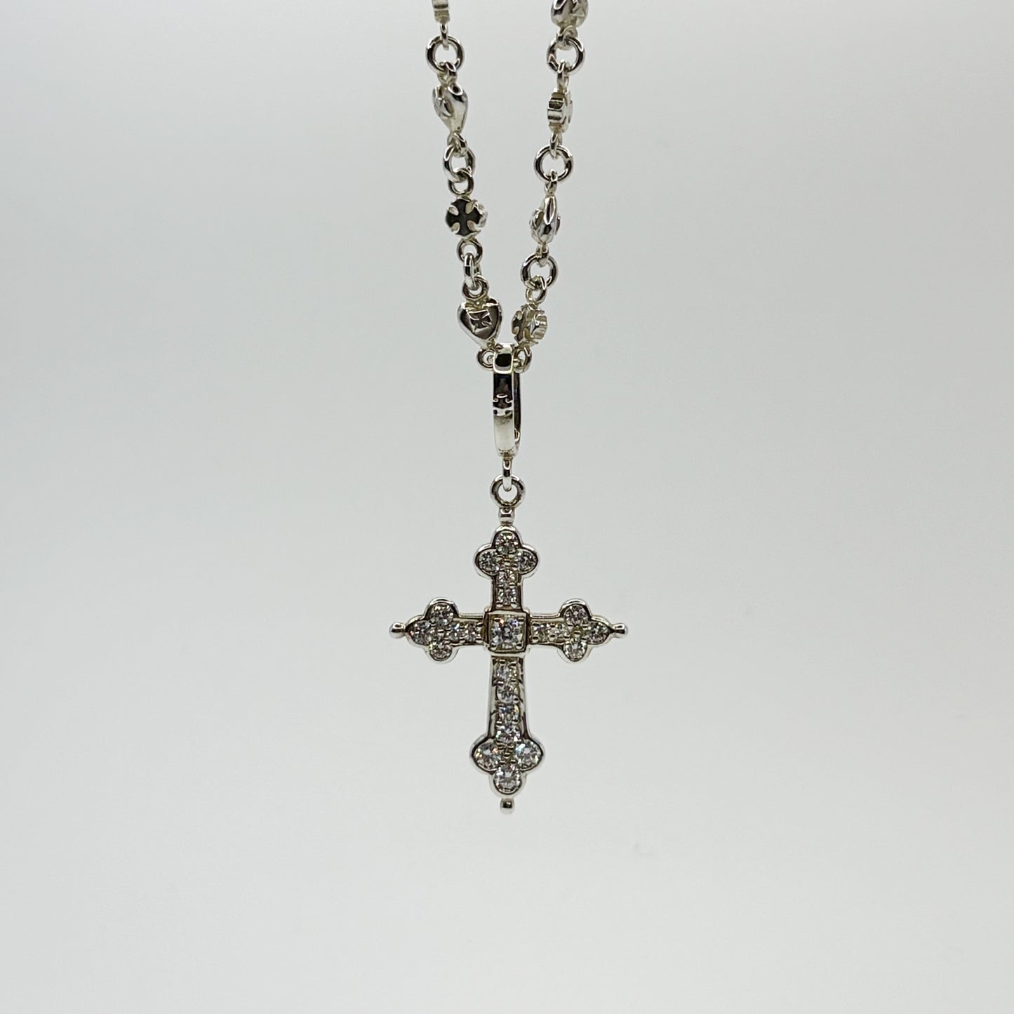 MEDIUM GOTHIC CROSS PENDANT