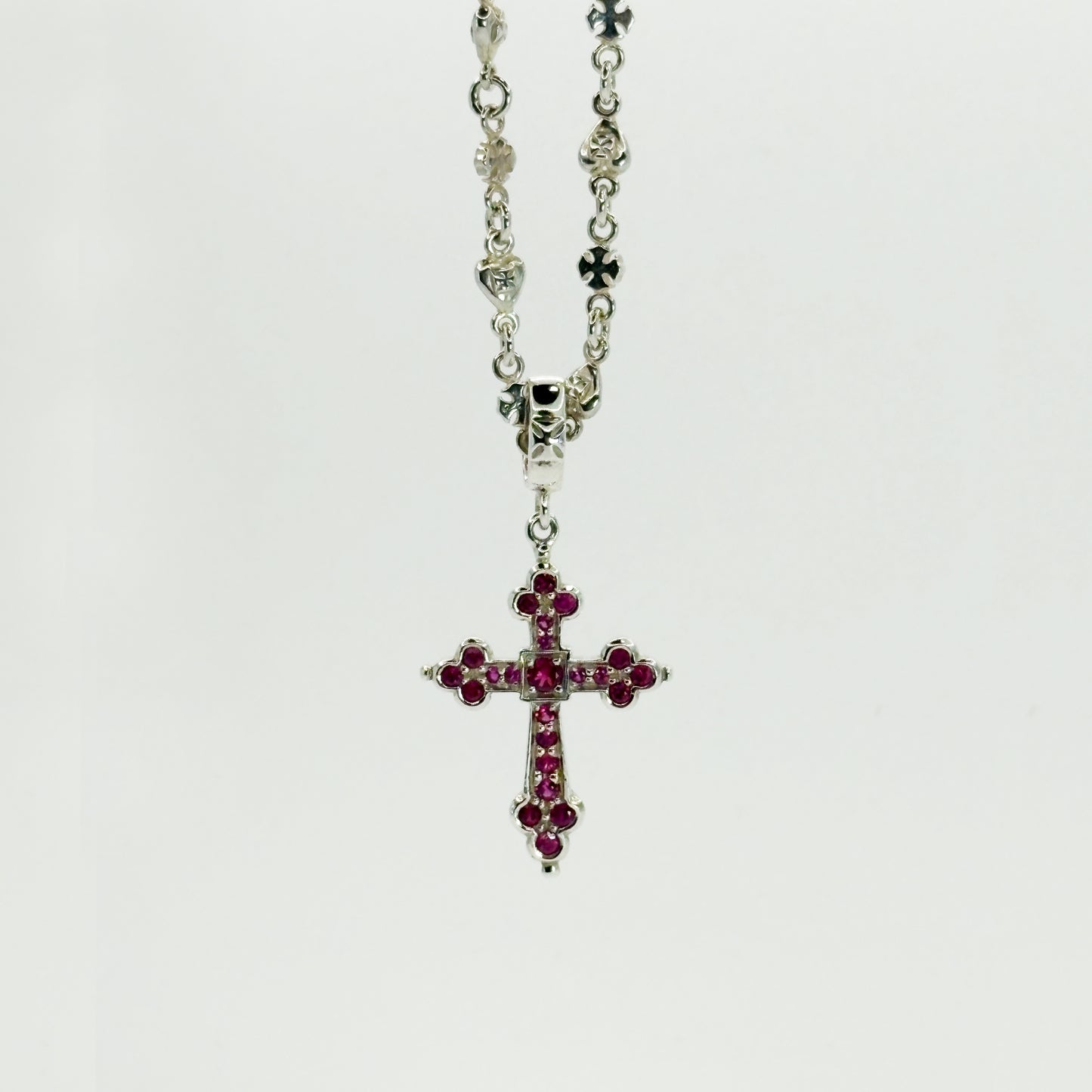 MEDIUM GOTHIC CROSS PENDANT