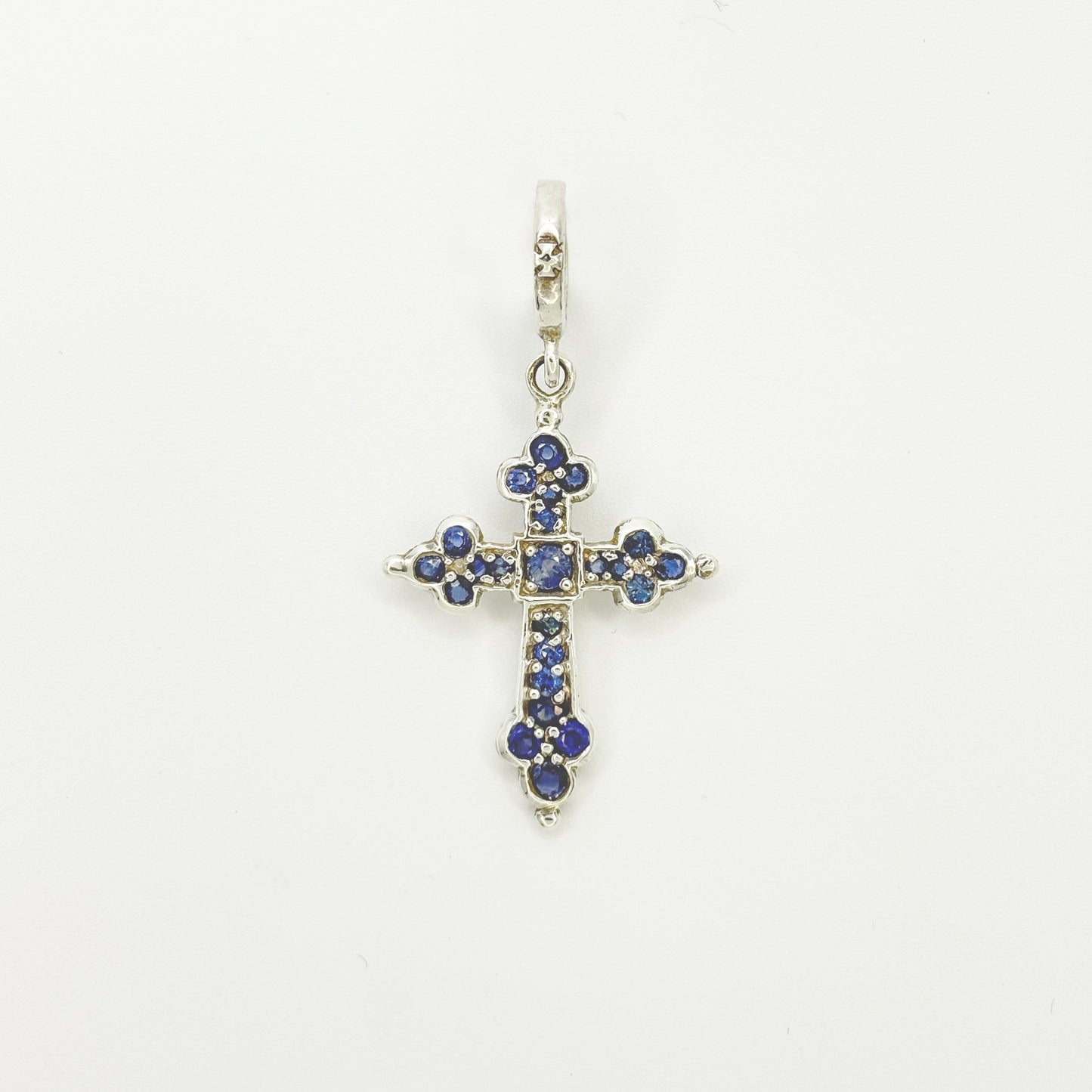 MEDIUM GOTHIC CROSS PENDANT