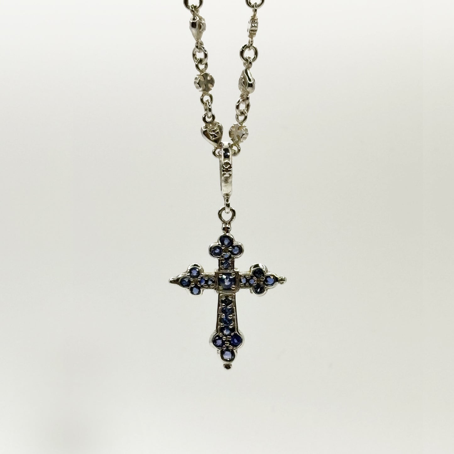 MEDIUM GOTHIC CROSS PENDANT