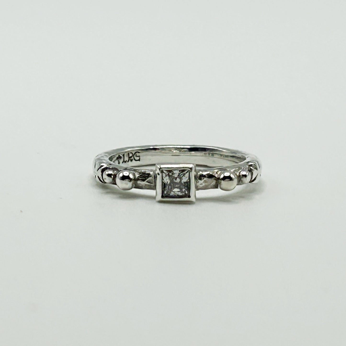 TINY MEDIEVAL SQ.BEZEL CROSS BAND