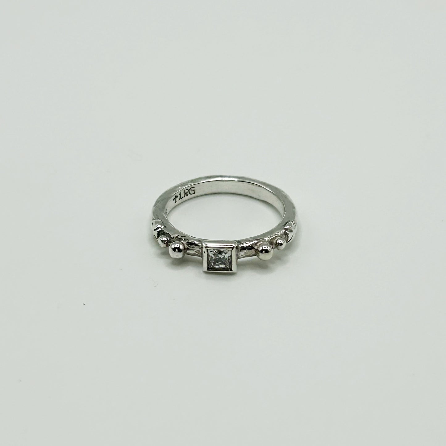 TINY MEDIEVAL SQ.BEZEL CROSS BAND