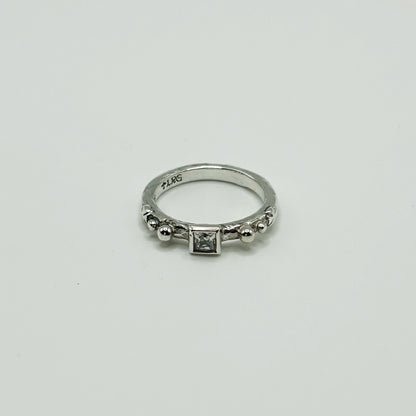 TINY MEDIEVAL SQ.BEZEL CROSS BAND
