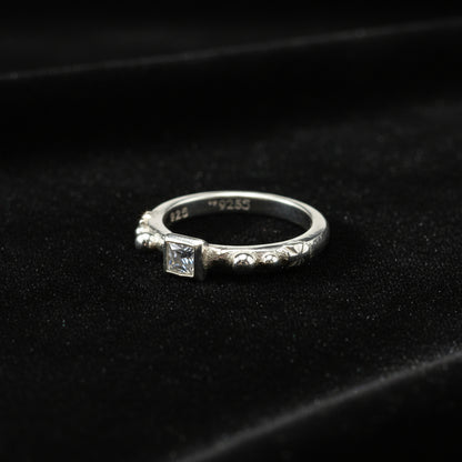 TINY MEDIEVAL SQ.BEZEL CROSS BAND