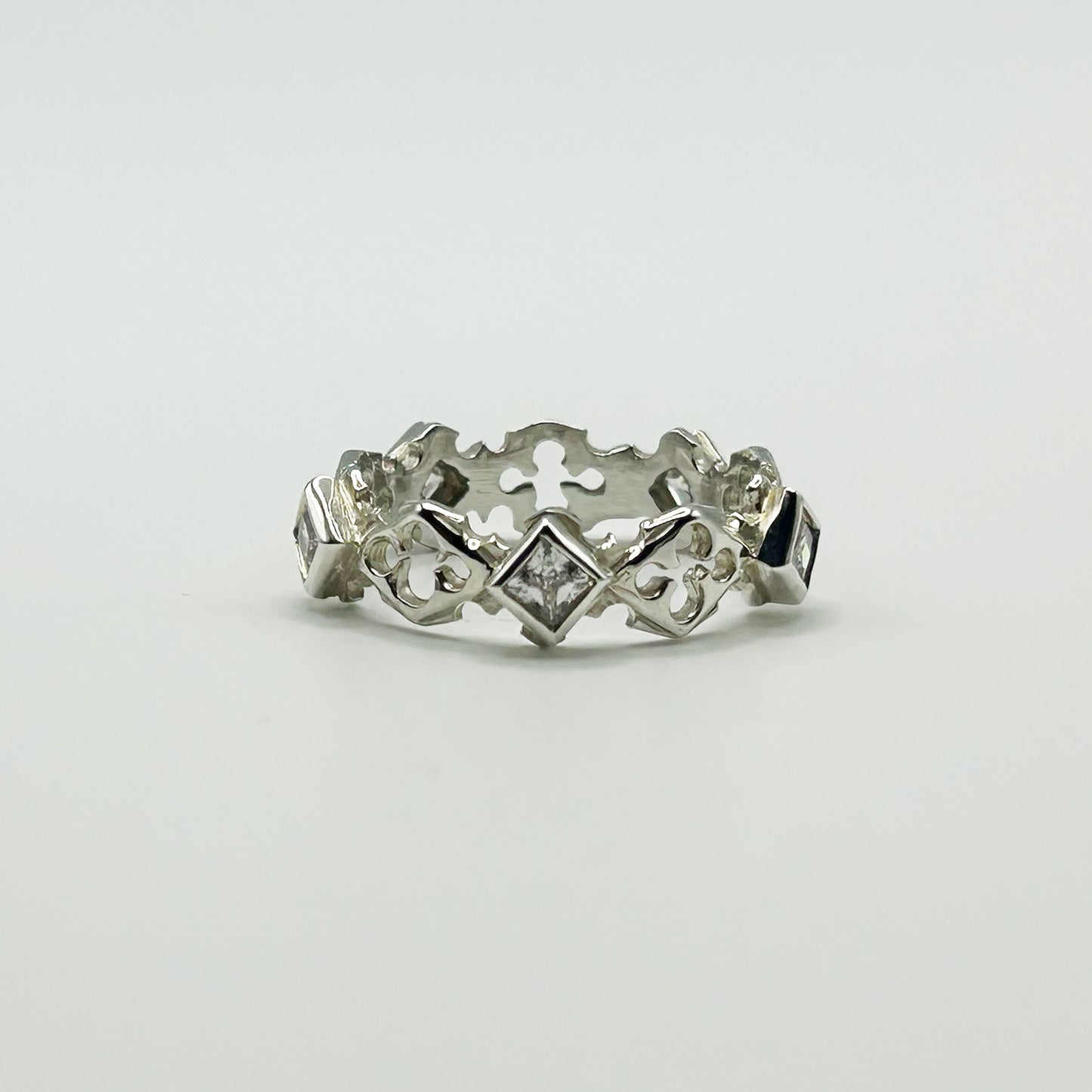 LARGE DIA SHAPED QUART FOIL RING