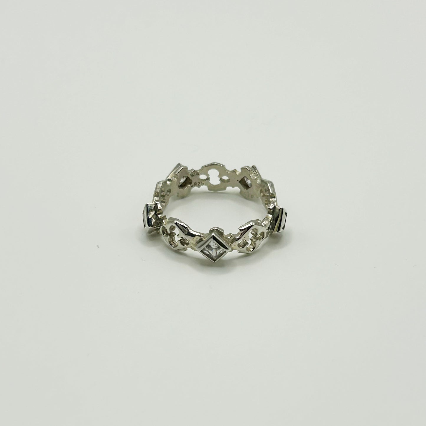 LARGE DIA SHAPED QUART FOIL RING