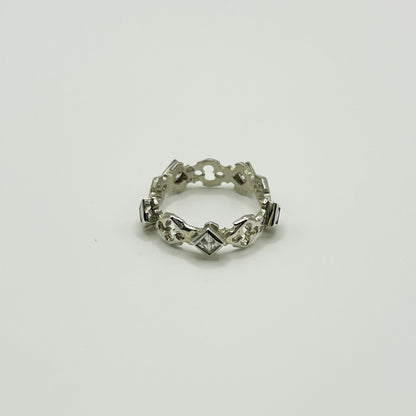 LARGE DIA SHAPED QUART FOIL RING