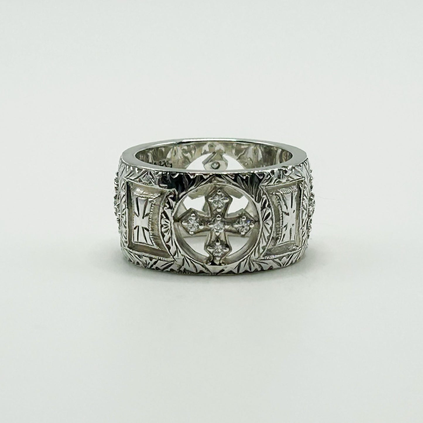NGRAVED WIDE BAND W/PRINCESS ROUND